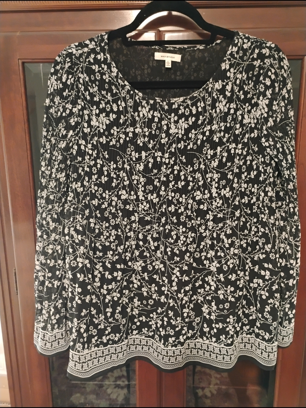 Max Studio Black & White Floral Long-Sleeve Blouse